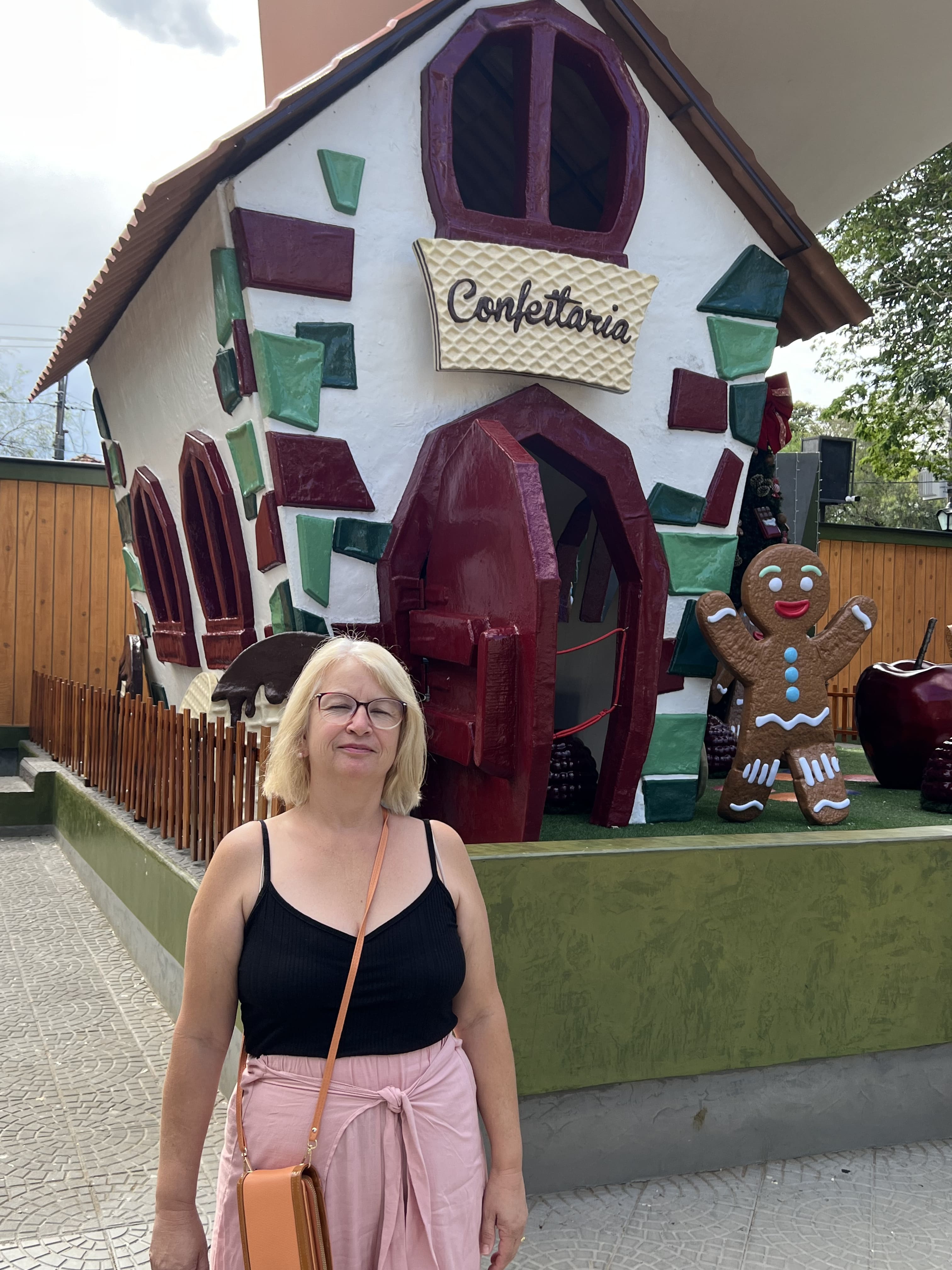 Rosemeire na confeitaria