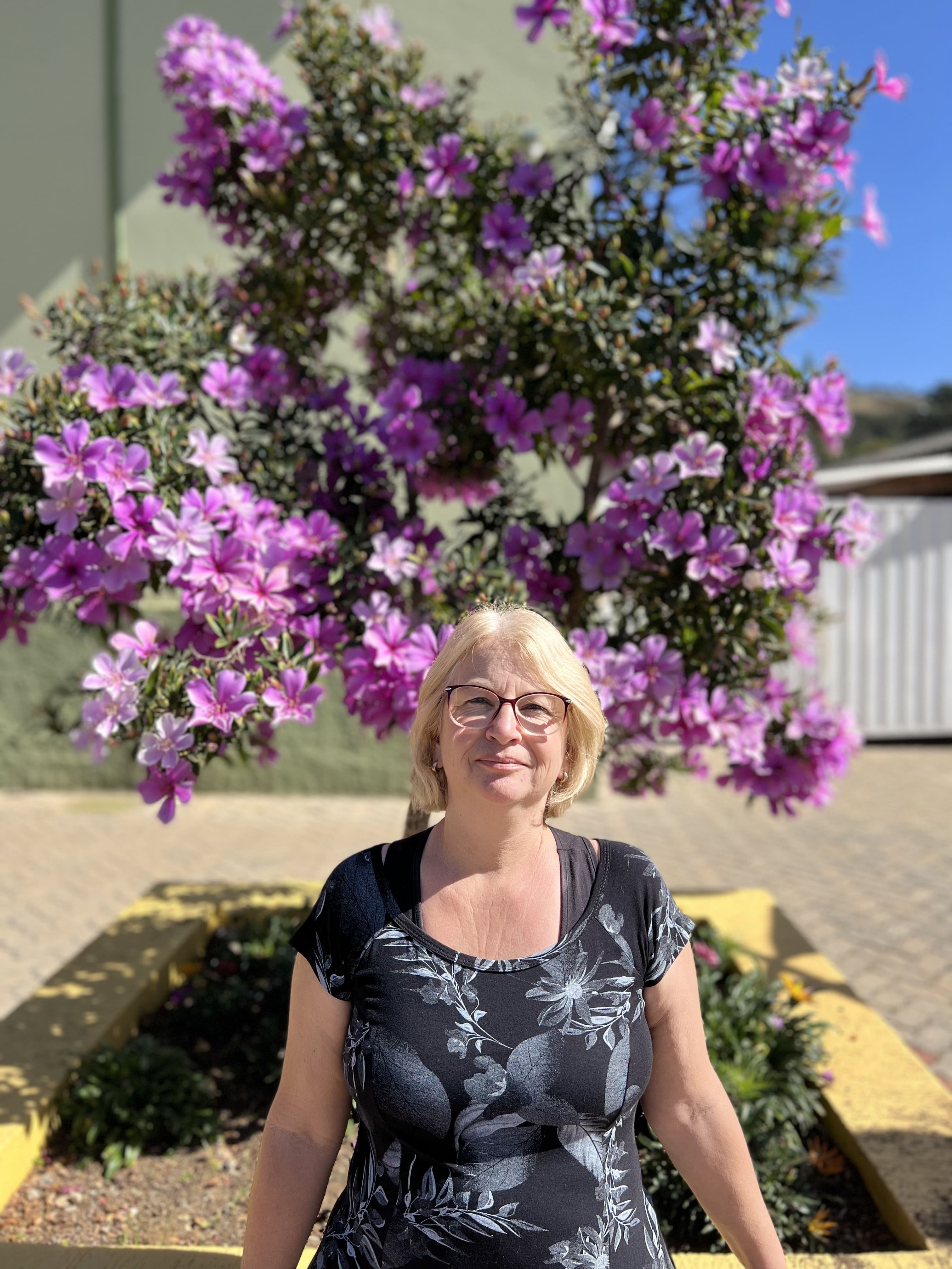 Rosemeire com flores